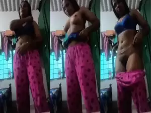 Cute Desi Vlg Girl Shows Boobs and Pussy