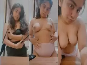 Sexy Desi girl Shows Boobs