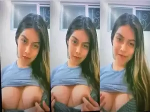 Sexy Desi Girl Shows Her Boobs