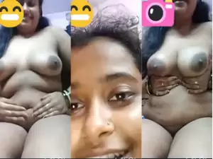 Sexy Desi girl Shows her Big Boobs