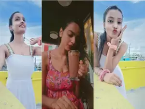 Cute Desi girl Shows Her Boobs