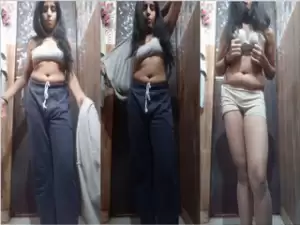 Horny Desi girl pessing Her Brest