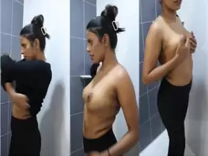 Sexy Desi Model SHows Boobs
