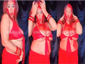 Sexy Desi Model SHows Boobs
