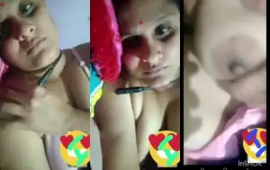 Sexy Desi Bhabhi Shows Her Boobs on VC
