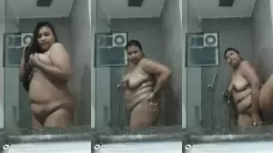 Sexy Desi Girl Bathing