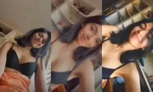 Sexy Desi Girl Shows her Boobs