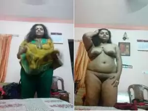 Today Exclusive- Sexy look Desi Girl Strip Her Cloths and Showing Her Boobs and Pussy