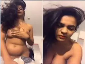 Exclusive- Sexy Look NRI Girl Showing Her Boobs