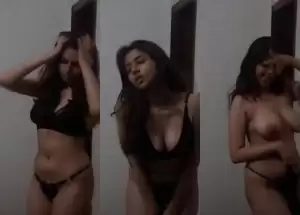 Desi Girl Shows Boobs