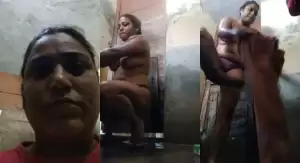 Desi Bhabhi Bathing