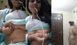 Sexy Desi Girl Shows Her Boobs