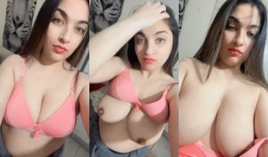 Sexy Desi Wife Shows her Boobs
