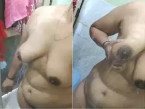 Exclusive- Sexy Desi Bhabhi Record Her Bathing Clips for Lover