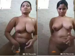 Desi Girl Urmi Showing Her Bathing on video call