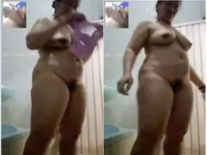 Today Exclusive- Desi Aunty Showing Her Boob and Pussy On Video Call