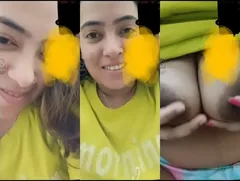 Sexy Desi Girl Shows Her Boobs