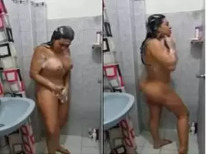 Today Exclusive- Sexy NRI Girl Record her Bathing Clip For Lover