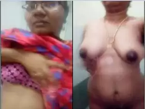 Exclusive- Sexy Desi Bhabhi Record Her Bathing Clip For Lover