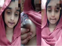 DESI GF SQUEEZING BIG BOOBS
