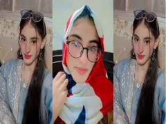 Desi Girl Showing Boobs and Rubbing Pussy