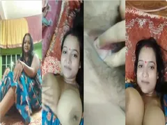 Horny Desi Boudi Shows Boobs and Pussy