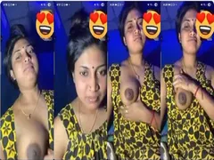 Hot Desi Bhabhi Shows Boobs On VC