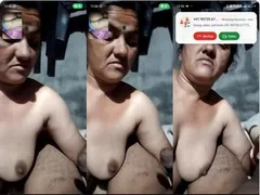 Desi Vlg Bhabhi Shows Boobs and Give Handjob