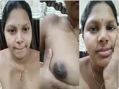 Sexy Desi Bhabhi Shows her Boobs
