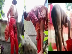 DESI VILLAGE BHABHI BATHING SECRETLY PEEPING HER NEIGHBOUR CAPTURED
