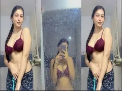 Very Beautiful Paki GF Showing Her Super Sexy Figure
