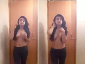 Today Exclusive- Cute Look Desi Girl Strip her Cloths and Showing her Boobs and Pussy
