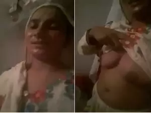 Today Exclusive- Desi Village Wife Showing Her Boobs