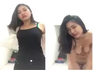 Today Exclusive- Cute Girl Showing her Boobs and Pussy