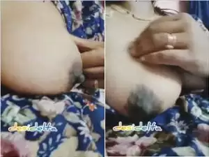 Today Exclusive- Desi Bhabhi Showing Her Big Boobs