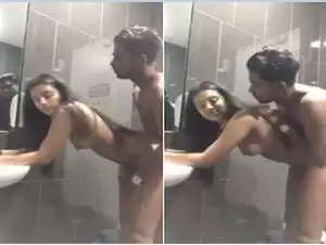 Today Exclusive- Sexy look Desi Girl Fucked In Bathroom