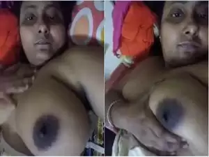 Today Exclusive- Sexy Desi Boudi Play With Her Big Boobs