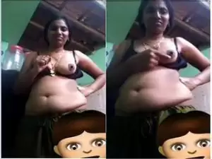 Today Exclusive- Super Hot Look Telugu Bhabhi Showing her Boobs on Video Call