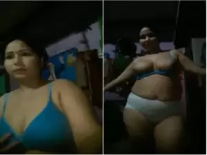 Exclusive- Horny Indian Aunty Showing Her Boobs
