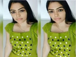 Today Exclusive- Hot look Desi Girl Showing Her Boobs