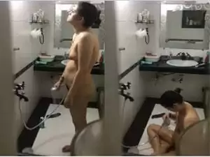 Today Exclusive- Horny NRI Mom Bathing Video Capture By Hidden Cam