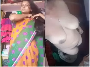 Desi Indian Gf Strip Her Saree And Showing Her Boobs and Pussy