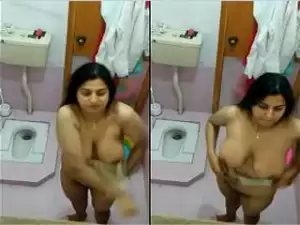 Today Exclusive- Hot look Desi Girl Bathing Capture By Hidden Cam