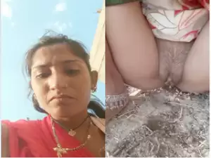 Indian Bhabi Outdoor Peeing