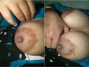 Today Exclusive- Horny Mallu Bhabhi Play with Her Boobs