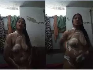 Today Exclusive- Desi Bhabhi Record Her Bathing Selfie