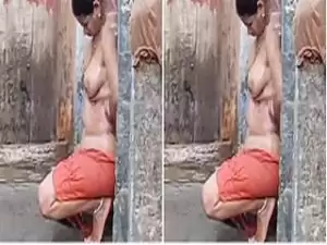 Today Exclusive- Desi Bhabhi Out Door Bathing