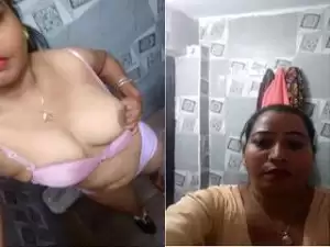 Today Exclusive- Horny Desi Bhabhi Showing Her Boobs