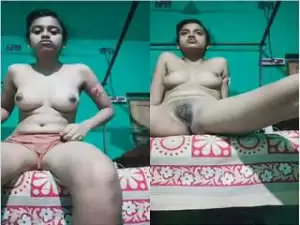 Today Exclusive-Cute Girl Strip her Cloths and Record Nude Selfie For Lover