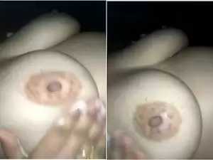 Today Exclusive- Desi Bhabhi Massage Her Big Boobs